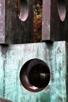Four Square Walk through 1966 Bronze - Barbara Hepworth Sculpture Garden, St Ives, Cornwall, octobre