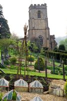 Jardin potager avec église en arrière-plan - l'ancien presbytère, Netherbury, Dorset NGS