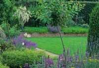 Parterres de fleurs rasied avec Nepeta, Lavandula et Lilium - Le jardin parfumé, Hatfield House, Hertfordshire