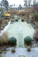 Jardin de ville formel avec les premières neiges - Cambridge