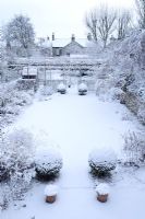 Jardin de ville formel avec les premières neiges - Cambridge