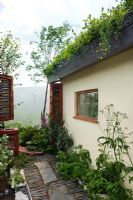 Maison écologique avec toit végétal vert, pavés d'ardoise, plantes indigènes et écrans mobiles pour arrêter les dommages causés par le vent - SAC Strutt et Parker Sustainable Highland Garden, SGS 2010