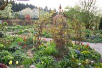 Parterres de fleurs et obélisque en métal - Jardin Imig-Gerold