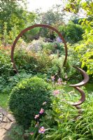 Bague en métal et spirale utilisée comme décoration dans un parterre de fleurs - Marx Garden