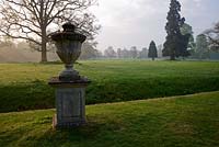 Urne à côté de l'ha-ha, séparant le jardin du parc environnant - Rousham House, Bicester, Oxon, Royaume-Uni