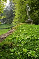 La Cascade supérieure est surmontée d'une statue de Vénus, dans Vénus 'Vale - Rousham House, Bicester, Oxon, Royaume-Uni