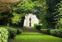 Statue d'Apollon encadrée d'arbres à la fin de la longue marche, partie du projet de jardin d'origine de Charles Bridgeman - Rousham House, Bicester, Oxon, Royaume-Uni