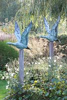 Parterre de fleurs avec sculpture d'oie, Miscanthus et Anemone japonica. Tuin de Villa, Pays-Bas