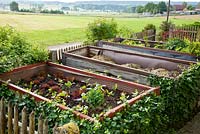 Bordures de légumes surélevées avec légumes et compost - Hollberg Gardens