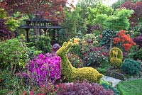 Jardin à thème oriental coloré avec des conifères, Pieris, Azalées et Acers avec topiaire en forme d'animaux - Four Seasons Garden, Walsall
