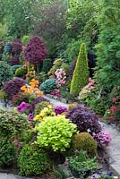 Chemin à travers un jardin à thème oriental avec des conifères, des azalées, des Acers - Four Seasons Garden, Walsall