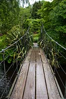 Pont piéton traversant la rivière au jardin du mont Usher, Ashford, Co. Wicklow, Irlande
