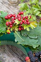 Faire une couronne d'automne à partir de matériaux naturels fourragers - Placer le feuillage et les baies