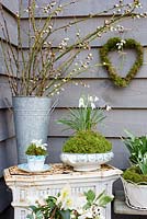 Galanthus nivalis - Perce-neige affiché en porcelaine vintage, couronne de coeur et pots avec Salix - pussywillow