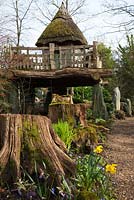 La cabane en chaume 'Hollyrood House', The Stumpery, Highgrove Garden, mars 2011. La Stumpery est basée sur un concept victorien pour la croissance des fougères parmi les souches d'arbres.