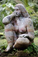 Sculpture d'une nymphe des bois, la déesse des bois, dans le Stumpery. Highgrove Garden, août 2007.