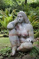 Sculpture d'une nymphe des bois (déesse des bois) dans le Stumpery. Highrove Garden, août 2007.