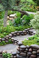 Monticules de mousse et cascade de galets décoratifs dans un jardin japonais traditionnel dans Satoyama Life - Artisan Garden