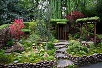 Un puits avec toit couvert de sedum dans un jardin japonais traditionnel - Satoyama Life