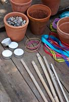 Matériaux nécessaires à la fabrication de photophores de jardin - Cache-pots, tiges de bambou, bandes élastiques, rubans et bardeaux