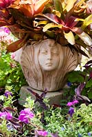 'Four Seasons 'pot décoratif planté de broméliacées - Leu Gardens, Orlando Forida