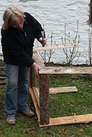 Fabrication d'un tamis de jardin - clouez les quatre pieds sur le cadre de support du tamis