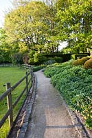 Bordure de chemin avec clôture à cheval et parterres de fleurs, De Romantische tuin - Le jardin romain de Dina Deferme et Tony Pirotte
