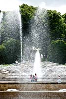 La grande cascade. Jardin d'Alnwick. Royaume-Uni