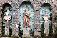 Jardin Plas Brondanw, Pays de Galles. Niches avec statues