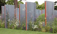 Séance moderne - The World Vision Garden - Hampton Court Flower Show 2011