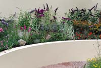 Parterre de fleurs surélevé avec plantation pour attirer les papillons. Jardin de papillons jungles. Salon des fleurs du palais de Hampton Court 2012