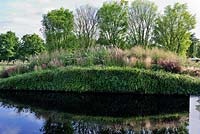 Plantation extensive d'herbes et de vivaces le long du pont. «Bridge Over Troubled Water garden», salon des fleurs de Hampton Court Palace 2012