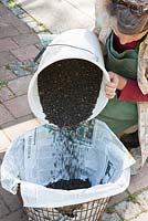 Cultiver les pommes de terre en pot étape par étape - Ajoutez une couche d'argile expansée pour faciliter le drainage