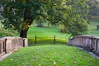 Pont de Lady Eleanor en automne. Jardins de Minterne, Minterne Magna, Dorset