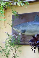 Une plaque en bois d'une réplique de poisson, capturée en Nouvelle-Zélande par un membre de la famille, est accrochée dans la véranda - Sallowfield Cottage B