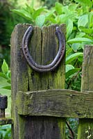 Un vieux fer à cheval cloué sur un poteau de porte en bois rustique - Sallowfield Cottage B