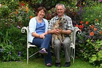 Barry et Mandy Milton avec leur parterre de fleurs, Monty - Le Lézard, Wymondham, Norfolk