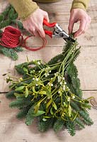 Étape par étape - Faire des décorations de Noël naturelles en utilisant des branches de pin et de gui - couper et attacher ensemble