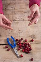 Étape par étape - Façonner le fil métallique en forme de cœur - créer une décoration à l'aide de canneberges