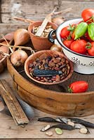 Table d'empotage nature morte avec tomates, échalotes et graines de haricots
