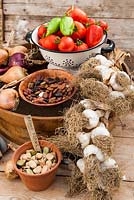 Table d'empotage nature morte avec tomates, échalotes à l'ail et graines de haricots