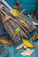 Balai à rameaux traditionnel avec des feuilles d'automne,