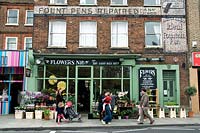 Fleurs N16, un magasin de fleurs urbain à Stoke Newington, Church Street avec des gens qui passent, London Borough of Hackney