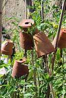 Vieux pots en terre cuite sur des bâtons utilisés comme protecteurs oculaires