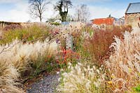 Le Barn Garden avec des plantes vivaces et des graminées mixtes dans des parterres de fleurs naturalistes - The Bay Garden, Camolin, comté de Wexford, Irlande