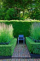 Le Jardin Cornfiled avec Calamagrostis acutifora 'Overdam' avec lettrage sur rails. Ifs et haies - Veddw House Garden, Monmouthshire, Pays de Galles
