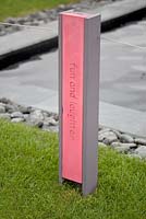Signes et marches en pierre spéciaux avec textes. 'Bridge Over Troubled Water' - Médaillé d'or et meilleur jardin d'exposition - RHS Hampton Court Flower Show 2012