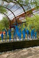 Désert de zone aride xeriscape avec rill et sculpture de verre par Dale Chihuly - The Phoenix Botanic Garden, USA