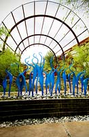 Désert de zone aride xeriscape avec rill et sculpture de verre par Dale Chihuly - The Phoenix Botanic Garden, USA