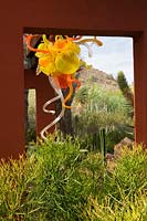 Zone aride xeriscape du désert avec sculpture en verre contemporaine par Dale Chihuly - The Phoenix Botanic Garden, USA